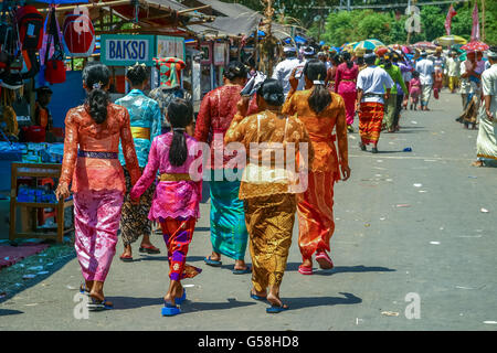 Indonesien Bali Serangan Insel Anbeter sammeln für das hinduistische Festival Kuningan in einem der Mutter Tempel Balis. Stockfoto