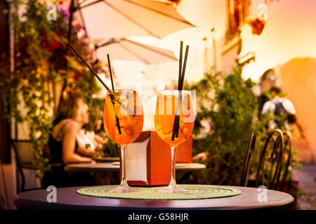 Aperol Spritz-Cocktail. Alkoholisches Getränk, basierend auf Tabelle mit Eiswürfeln und Orangen. Stockfoto