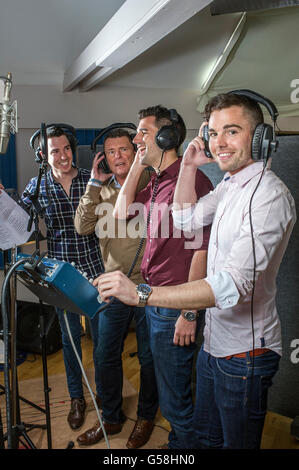 Großbritanniens Supertalent Finalisten The Neales Aufnahme die Charity single "Ich werde da sein". Links - rechts, Dan, Laurie, James, Phil. Stockfoto