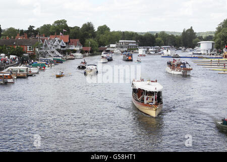 Eine allgemeine Ansicht, wie Boote während des dritten Tages der Henley Royal Regatta 2012, Henley-on-Thames, ihren Weg den Fluss hinunter machen. Stockfoto