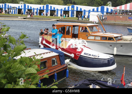 Eine allgemeine Ansicht, wie Boote während des dritten Tages der Henley Royal Regatta 2012, Henley-on-Thames, ihren Weg den Fluss hinunter machen. Stockfoto