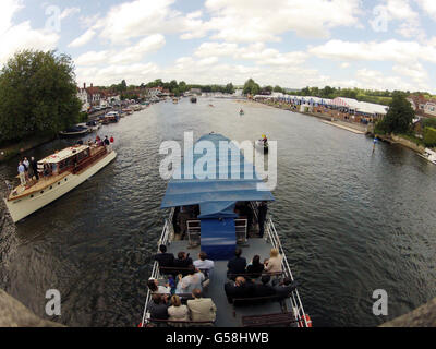 Eine allgemeine Ansicht, wie Boote während des dritten Tages der Henley Royal Regatta 2012, Henley-on-Thames, ihren Weg den Fluss hinunter machen. Stockfoto