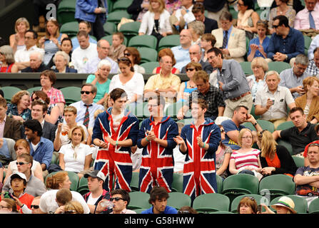 Großbritannien-Fans auf der Tribüne auf dem Center Court während des Spiels zwischen Heather Watson und der polnischen Agnieszka Radwanska während des fünften Tages der Wimbledon Championships 2012 im All England Lawn Tennis Club, Wimbledon. Stockfoto