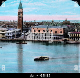 Da Liegt Vor Uns Venedig, Wunderstadt Italiens sterben, sterben Alte Königin der Meere. Wenn Wir Sehen, Wie des Pfarrer-Klare Farbe Sich Leuchtend in der Lagune Widerspiegelt, Wie in Heiterem Sonnenschein Ragende Übersicht Und Flickering Paläste Uns Grüßen, Dann Begreifen Wir es, Wie Schon von ändert ihr in Unserer Nordischen Gegend sterben Sehnsucht Nach Italien, Dem Lande der Sonne Lebendig Krieg. So Zogen Im Sprachgeschichte sterben Deutschen Kaiser Über die Alpen, so Wanderten Deutsche Künstler Nach Italien, Maler Und Bildhauer, Musiker Und Dichter. Nur Zwei der edierte Seien Hier Gleich dimmed: Goethe Und Wagner, d Stockfoto