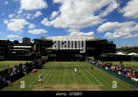 Ein Blick auf das Spiel auf Platz 10, Blick auf Center Court während des fünften Tages der Wimbledon Championships 2012 im All England Lawn Tennis Club, Wimbledon. Stockfoto