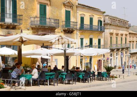 Straßencafés in Piazza Duomo in Ragusa Ibla, Sizilien, Italien Stockfoto