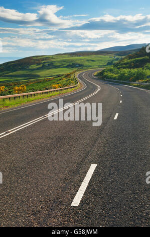 Straße in der Nähe von Helmsdale, Sutherland, Schottland - diese Straße ist Teil der nördlichen Küste 500 Route. Stockfoto