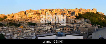 Panoramablick von Ragusa Superiore (Oberstadt) bei Sonnenaufgang - Ragusa, Sizilien, Italien Stockfoto