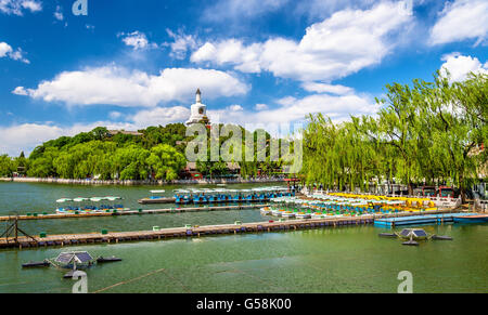 Blick auf Jade Insel mit weiße Pagode im Beihai-Park - Beijing Stockfoto