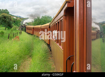 Tiradentes, Brasilien, 30. Dezember 2015: Alte kann Rauchen Zug in Tiradentes, eine koloniale Unesco-Weltkulturerbe-Stadt. Stockfoto