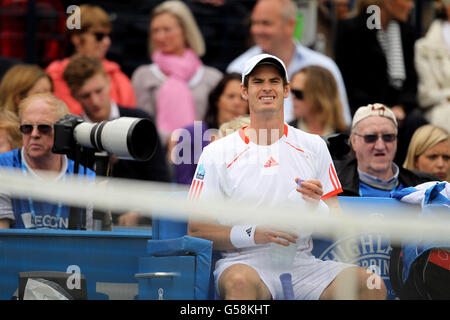 Der britische Andy Murray reagiert auf seinem Weg, am dritten Tag der AEGON Tennis Championships 2012 im Queen's Club in London vom französischen Nicolas Mahut besiegt zu werden Stockfoto