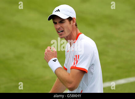 Der britische Andy Murray reagiert auf seinem Weg, am dritten Tag der AEGON Tennis Championships 2012 im Queen's Club in London vom französischen Nicolas Mahut besiegt zu werden Stockfoto