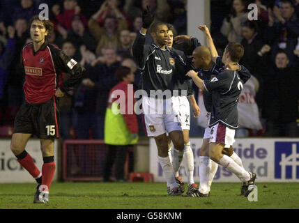 Zigor Aranalde (L) von Walsall ist enttäuscht, als West Ham-Spieler Frederic Kanoutes Tor während ihres dritten Spiels im Bescot Stadium in Walsall feiern. Stockfoto