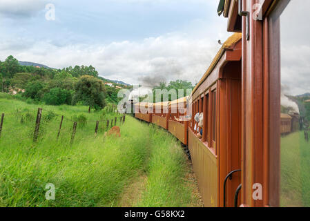 Tiradentes, Brasilien, 30. Dezember 2015: Alte kann Rauchen Zug in Tiradentes, eine koloniale Unesco-Weltkulturerbe-Stadt. Stockfoto