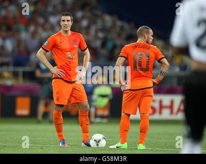 Robin van Persie (links) und Wesley Sneijder aus den Niederlanden stehen dejected Nach Deutschlands Tor schießt Mario Gomez das zweite Tor der Spiel Stockfoto