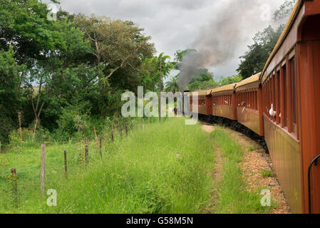 Tiradentes, Brasilien, 30. Dezember 2015: Alte kann Rauchen Zug in Tiradentes, eine koloniale Unesco-Weltkulturerbe-Stadt. Stockfoto