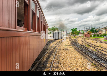 Tiradentes, Brasilien, 30. Dezember 2015: Alte kann Rauchen Zug am Bahnhof in Tiradentes, eine koloniale Unesco-Weltkulturerbe-Stadt geparkt Stockfoto