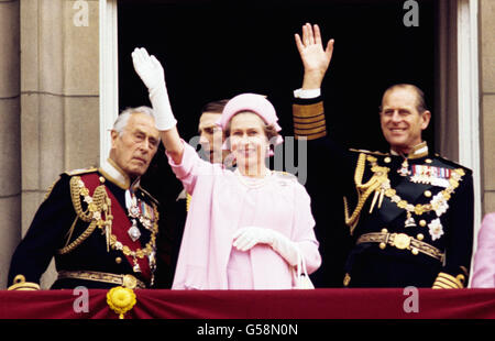 Von links nach rechts winken Earl Mountbatten von Burma, Königin Elizabeth II. Und der Herzog von Edinburgh vom Balkon des Buckingham Palace nach der Prozession des Silbernen Jubiläums. Stockfoto