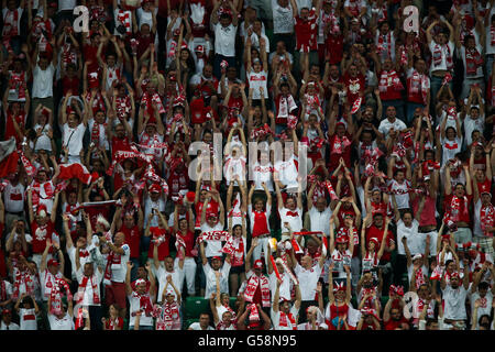 Fußball - UEFA Euro 2012 - Gruppe A - Tschechische Republik - Polen - Stadtstadion. Polen-Fans spielen die mexikanische Welle im Stadion vor dem Start des Spiels Stockfoto