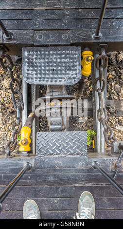 Tiradentes, Brasilien, 30. Dezember 2015: Detailansicht einer alten kann Rauchen Zug Auto Haken Koppler Stockfoto