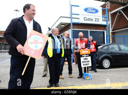 Die Streikposten vor dem Ford-Werk in Dagenham, Essex, wo die Arbeiter heute in einer Reihe über Bezahlung und Renten einen 24-stündigen Streik veranstalten. Stockfoto