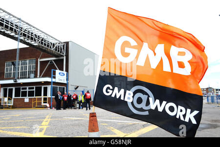 Die Streikposten vor dem Ford-Werk in Dagenham, Essex, wo die Arbeiter heute in einer Reihe über Bezahlung und Renten einen 24-stündigen Streik veranstalten. Stockfoto