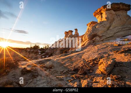 Fliegenpilz geformt Rimrocks genannt Hoodoos bei Sonnenaufgang im Grand Staircase Escalante National Monument in der Nähe von Kanab, Utah. Stockfoto