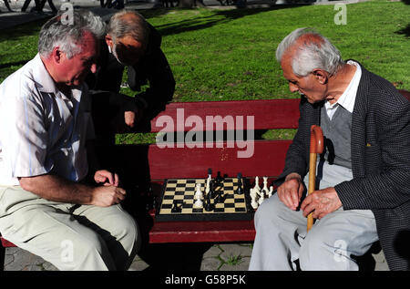 Fußball - UEFA Euro 2012 - Gruppe B - Dänemark - Deutschland - Arena Lviv. Auf dem Lviv-Platz spielen Menschen Schach Stockfoto