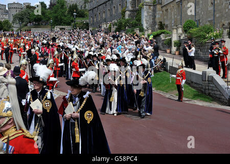 Allgemeine Ansicht der Prozession vor dem jährlichen Orden des Garter Service in St. George's Chapel, Windsor Castle in Windsor, Berkshire. Stockfoto