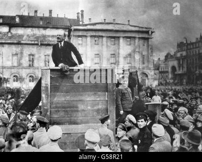 Lenins Rede. Vladimir Lenin Adressierung eine Menge von Soldaten in den Krieg in Polen im polnisch-sowjetischen Krieg (1919-21), Swerdlow-Platz (jetzt Theaterplatz/Tetrainaya Platz), Moskau, 5. Mai 1920 gehen. Leon Trotsky ist auf dem Podium auf der rechten Seite von Lenin. Stockfoto