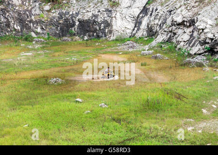 Minas Gerais, Brasilien, 27 Dez - 2015: Mann in der Natur, genießen Sie ein off-Road Quad-Bike durch ein Schlamm-See im Lande. Stockfoto