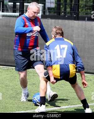 Ulster Unionist John McCallister (links) während eines Fußballspiels zwischen Mitgliedern der Versammlung und einem Team aus jungen Leuten aus dem Osten von Belfast in Belfast. Stockfoto