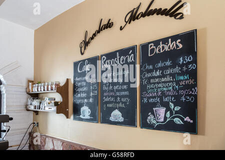 Menü und Zähler von einem kleinen Café in Tequisquiapan, Queretaro, Mexiko Stockfoto