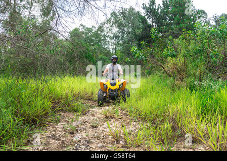 Minas Gerais, Brasilien, 27 Dez - 2015: Mann in der Natur, genießen Sie ein off-Road Quad-Bike Fahrzeug in Landschaft. Stockfoto