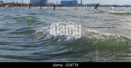 Das Wappen der Wellen am Strand des Kaspischen Meeres in der Nähe von Baku Stockfoto