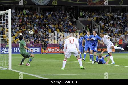 Fußball - UEFA Euro 2012 - Viertelfinale - England gegen Italien - Olympiastadion. Italiens Torwart Gianluigi Buffon (links) rettet einen Schuss vor dem englischen Glen Johnson (rechts) Stockfoto