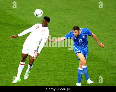 Fußball - UEFA Euro 2012 - Viertelfinale - England gegen Italien - Olympiastadion. Der Italiener Andrea Barzagli (rechts) und der Engländer Danny Welbeck kämpfen um den Ball Stockfoto