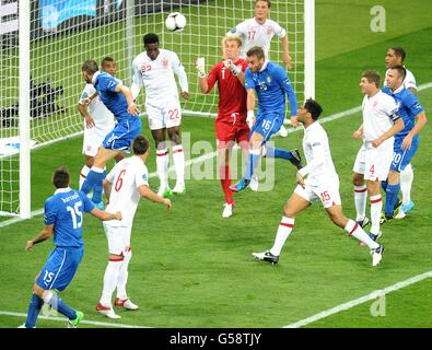 Fußball - UEFA Euro 2012 - Viertelfinale - England gegen Italien - Olympiastadion. Der englische Danny Welbeck führt den Ball klar an Stockfoto