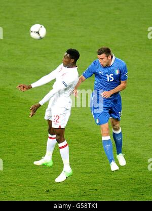 Fußball - UEFA Euro 2012 - Viertelfinale - England gegen Italien - Olympiastadion. Englands Danny Welbeck (links) und Italiens Andrea Barzagli (rechts) kämpfen um den Ball Stockfoto