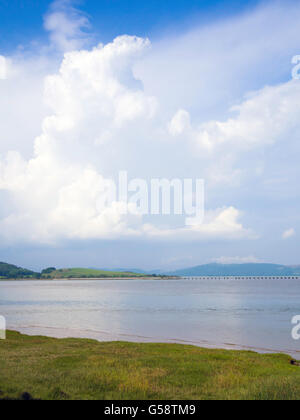 Sommer Gewitterwolken über der Leven Eisenbahn-Viadukt Ulverston in der North End von Morecambe Bay Stockfoto