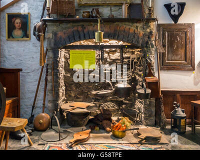 Anzeige von einem aus dem 18. Jahrhundert Lakeland Bauernhaus Torf gefeuert Küchen Museum von Lakeland Lebens Kendal Cunbria Stockfoto