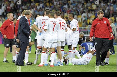 England Manager Roy Hodgson (zweite links) Spricht mit seinen Spielern während der Pause, bevor die Extrazeit beginnt Stockfoto