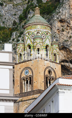 Bell Turm der Kathedrale von Amalfi (oder Saint Andrew Cathedral). Im 9. Jahrhundert errichtet. Stockfoto