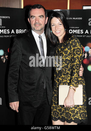 Mary McCartney und Ehemann Simon Aboud (links) kommen bei der Premiere Des Bright Day im Curzon Mayfair Cinema, London, an. Stockfoto