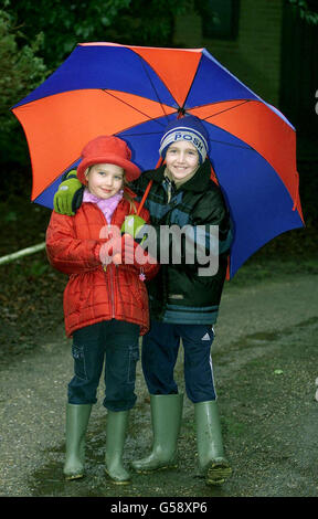 Queen-Norfolk Kirche Blume Kinder Stockfoto