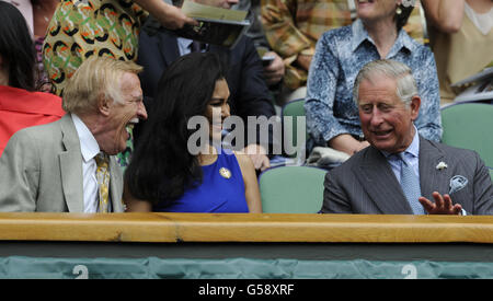 Prince Charles spricht mit Sir Bruce Forsyth und seiner Frau Wilnelia in der Royal Box während des dritten Tages der Wimbledon Championships 2012 im All England Lawn Tennis Club, Wimbledon. Stockfoto