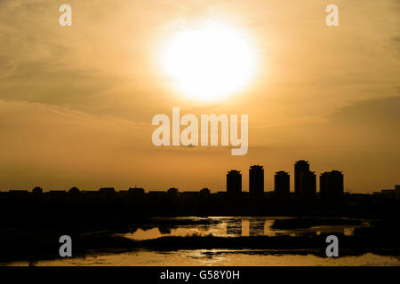 Sommer Sonnenuntergang über Bukarest Stadt Skyline In Rumänien Stockfoto