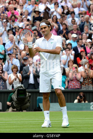 Tennis - Wimbledon Championships 2012 - Tag drei - All England Lawn Tennis und Croquet Club. Der Schweizer Roger Federer feiert den Sieg über den italienischen Fabio Fognini Stockfoto