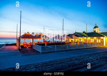 Nordsee Küste Stadt Noordwijk, Niederlande, Strandbars, Restaurant in der Nacht, Dämmerung, Stockfoto