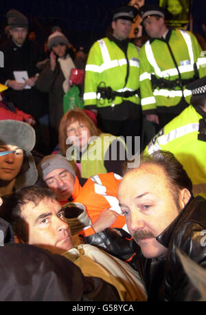 Der schottische MSP Tommy Sheridan (vorne links) und der Parlamentsabgeordnete George Galloway (vorne rechts) helfen dabei, eine Blockade des Marinestützpunktes Faslane in der Nähe von Glasgow zu errichten. Die Polizei nahm in der ersten Stunde nach dem Protest im Haus der britischen Trident-U-Boote zehn Festnahmen vor. * die Polizei von Strathclyde sagte, dass fünf Männer und fünf Frauen wegen eines Bruchs des Friedens auf dem Stützpunkt am Fluss Clyde verhaftet wurden, wo Hunderte von Menschen zusammenkamen, um die Entfernung der Waffen zu fordern. Stockfoto